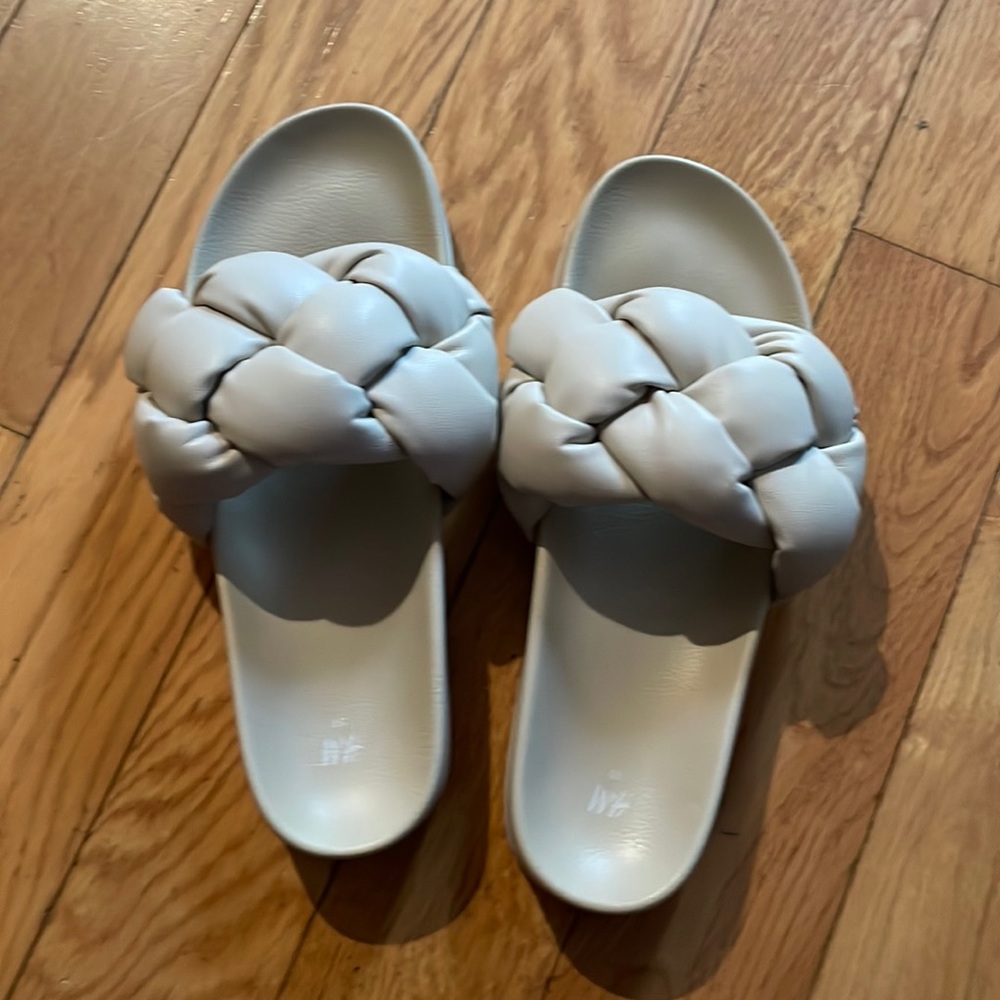 HM slippers
